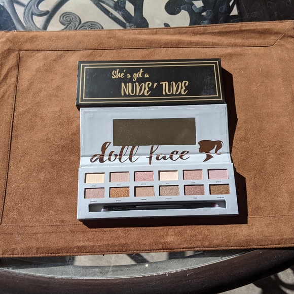 Makeup - Picture 2 of 16